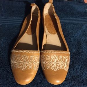 Látigo Woman’s Tan Boca Flats Embroidered 8 Med